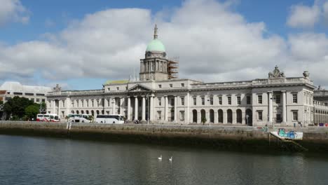 Irland-Dublin-Zollhaus-Und-Fluss-Liffey-Mit-Hübscher-Wolke