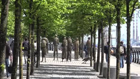 Irland-Dublin-Hungersnot-Denkmal-Baum-Allee-Vergrößern