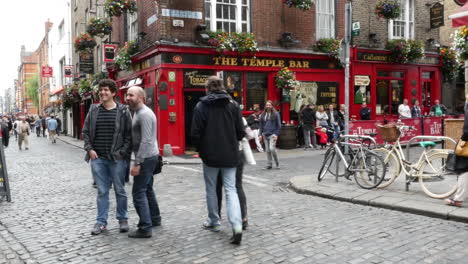 Ireland-Dublin-Temple-Bar-Men-In-Street