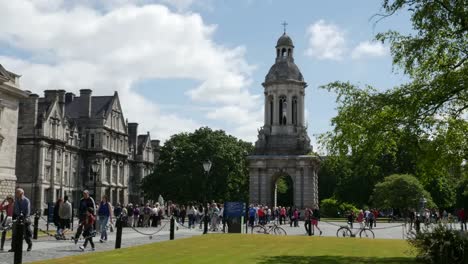 Irland-Dublin-Trinity-College-Studenten,-Die-Zwischen-Den-Klassen-Gehen