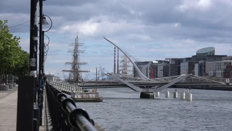Irland-Dublin-Brücke-In-Form-Einer-Harfe