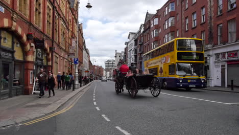 Irland-Dublin-Fußgänger-Und-Pferdekutsche-Auf-Der-Lord-Edward-Street