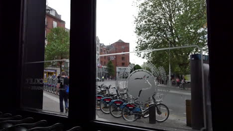 Irland-Dublin-Straßenszene-Durch-Fenster
