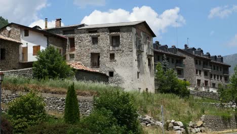 España-Pirineos-El-Run-Casas-De-Piedra-Antiguas-Y-Nuevas