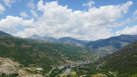 España-Pirineos-Ciudad-De-Tipo-Debajo-De-La-Gran-Nube