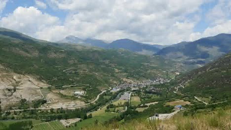 España-Pirineos-Ciudad-De-Género-En-Un-Valle