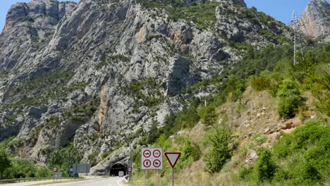 Spanien-Pyrenäen-Tunnel-Mit-Krankenwagen-Abfahren