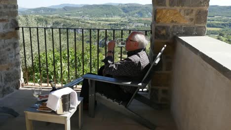 España-Un-Hombre-Bebe-Vino-En-Un-Balcón-En-Los-Pirineos-Españoles