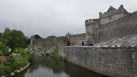 Irland-Cahir-Schlossturm-Und-Mauer-Am-Fluss