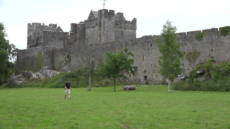 Castillo-De-Irlanda-Cahir-Con-Hombre-Jugando-Golf-De-Disco