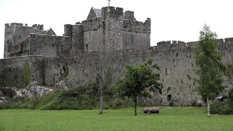 Irland-Cahir-Burg-Mit-Starken-Türmen