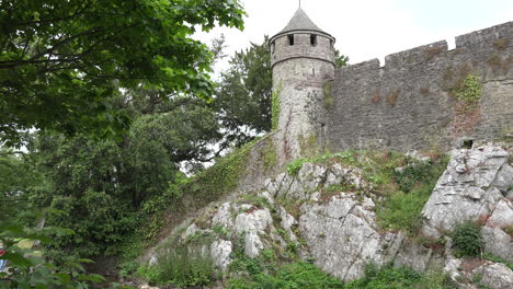 Castillo-De-Irlanda-Cahir-Con-Paredes-Fuertes-Y-Torre-Con-árbol