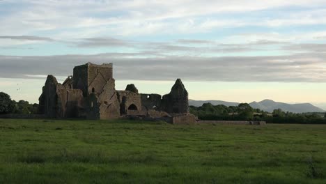 Irland-Cashel-Hore-Abbey-Ruine-Am-Abend-Mit-Interessantem-Himmel