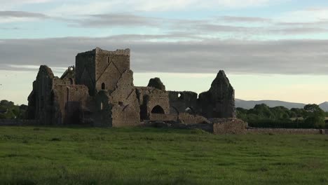 Irland-Cashel-Hore-Abbey-Ruine-Interessanter-Himmelsschwenk-Und-Zoom