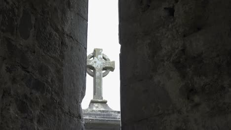 Irland-Corcomroe-Abbey-Keltisches-Kreuz-Durch-Schlitz