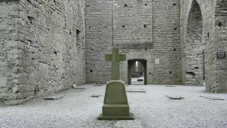 Irland-Corcomroe-Abtei-Ein-Kreuz-Drinnen