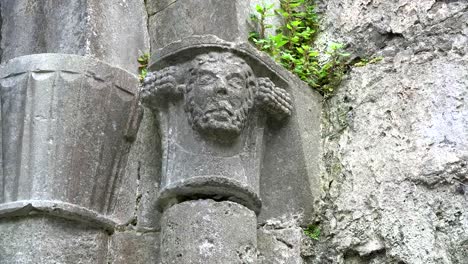 Irland-Corcomroe-Abbey-Geschnitzten-Kopf-über-Der-Säule