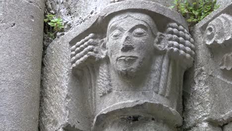 Irland-Corcomroe-Abbey-Geschnitzten-Kopf-Mit-Langen-Haaren