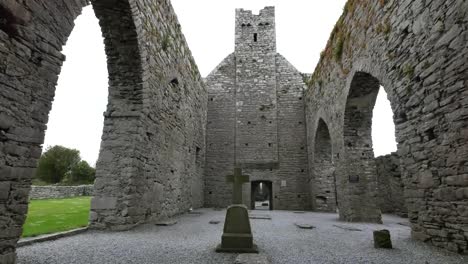 Irland-Corcomroe-Abbey-Cross-Im-Seitenschiff