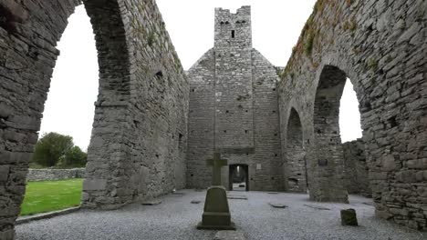 Irlanda-Corcomroe-Abbey-Cross-En-Pasillo-Lateral