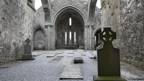 Irland-Corcomroe-Abbey-Interieur-Jenseits-Des-Keltischen-Kreuzes