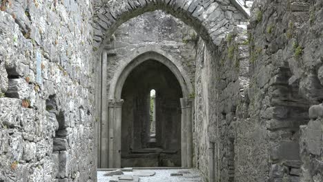 Irlanda-Corcomroe-Abbey-Mirando-Hacia-Arcos-Góticos