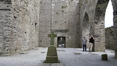 Irlanda-Abadía-De-Corcomroe-Turistas-Dentro-Del-Arco