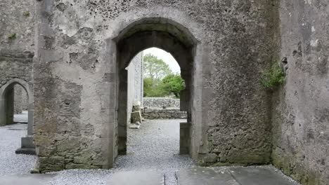 Irlanda-Abadía-De-Corcomroe-Ver-A-Través-De-Puertas-Acercar