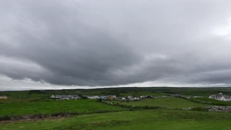 Condado-De-Irlanda-Clare-Doolin-Bajo-Cielo-Nublado-Oscuro