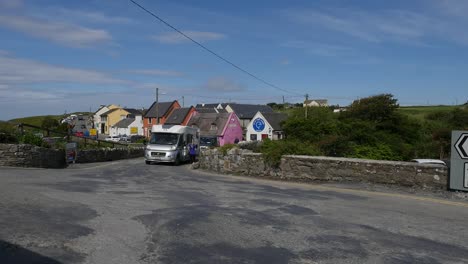 Condado-De-Irlanda-Clare-Doolin-Con-Camper-Van-Y-Autos