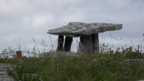 Irland-Grafschaft-Clare-Poulnabrone-Dolmen-Weichzeichner