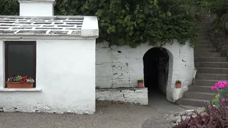 Irland-County-Clare-Einreise-In-St.-Brigids-Holy-Well-Pan