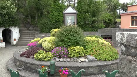 Irland-County-Clare-Garden-In-St.-Brigids-Holy-Well