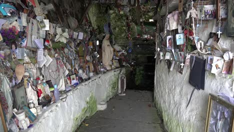 Ofrendas-Del-Condado-De-Irlanda-Clare-En-St-Brigids-Holy-Well