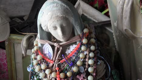 Irland-County-Clare-Statue-Mit-Rosenkränzen-St-Brigids-Holy-Well