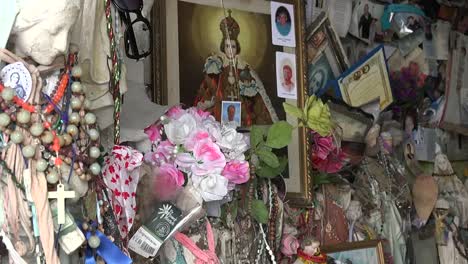 Estatuas-De-Clare-Del-Condado-De-Irlanda-Y-Otras-Ofrendas-En-St-Brigids-Holy-Well-Pan