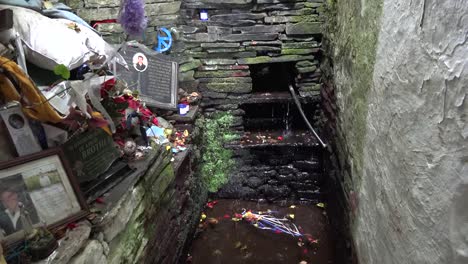 Condado-De-Irlanda-Clare-Agua-Goteando-En-St-Brigids-Holy-Well