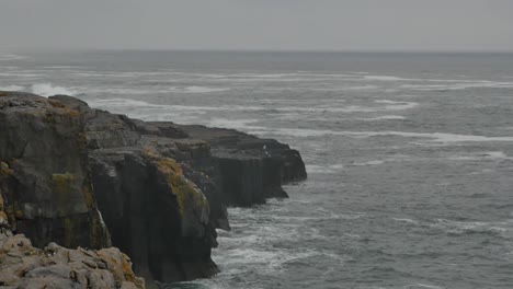 Irland-County-Clare-Wellen-Auf-Felsen-Rock