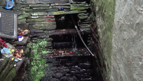 Irlanda-Del-Condado-De-Clare-Se-Acerca-Al-Agua-En-St-Brigids-Holy-Well