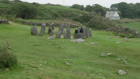 Irland-County-Cork-Drombeg-Steinkreis-Mit-Touristen