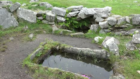 Corcho-Del-Condado-De-Irlanda-Un-Hoyo-Rectangular-O-Fulacht-Fiadh-Por-Un-Pozo-En-Drombeg