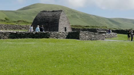 Irland-Dingle-Gallarus-Oratorium-Umgeben-Von-Einer-Steinmauer