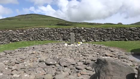 Irlanda-Dingle-Ogham-Stone-Y-Escritura-Antigua-Se-Aleja