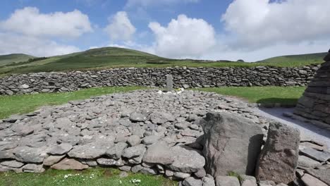 Irland-Dingle-Ogham-Stone-Im-Gallarus-Oratory