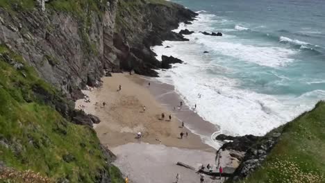 Ireland-Dingle-Peninsula-Beach-Between-Cliffs-Tilts-Down