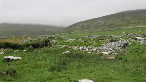 Irland-Dingle-Halbinsel-Hügel-Mit-Ruinen