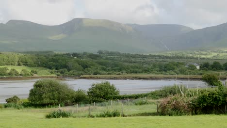 Irland-Dingle-Halbinsel-Berge-Und-Bucht