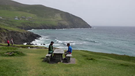 Picknick-Auf-Der-Halbinsel-Dingle-In-Irland-An-Der-Küste