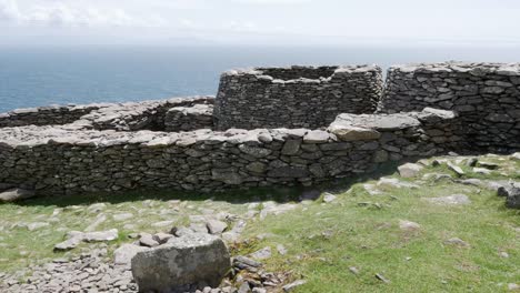 Irland-Dingle-Halbinsel-Steinkreis-Und-Hütten