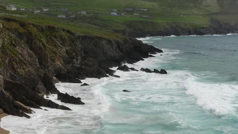 Irland-Dingle-Halbinsel-Wellen-Auf-Felsen-Und-Sandpfanne